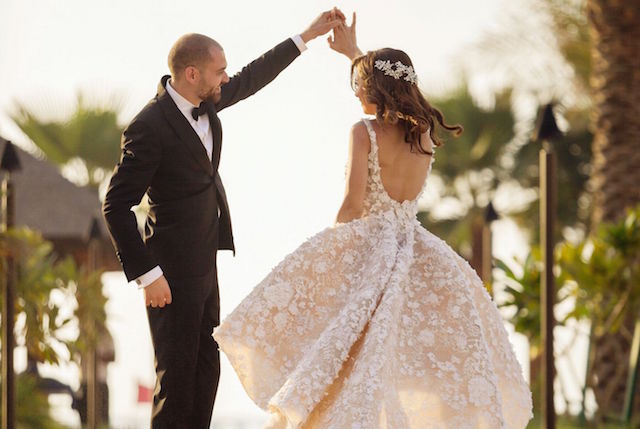 novios bailando aire libre