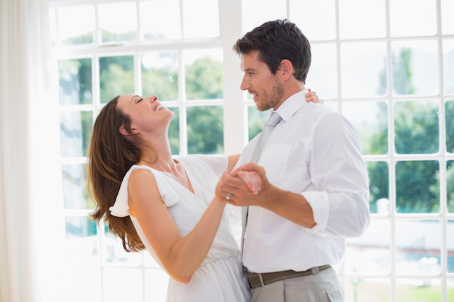 pareja ensayando en casa para boda