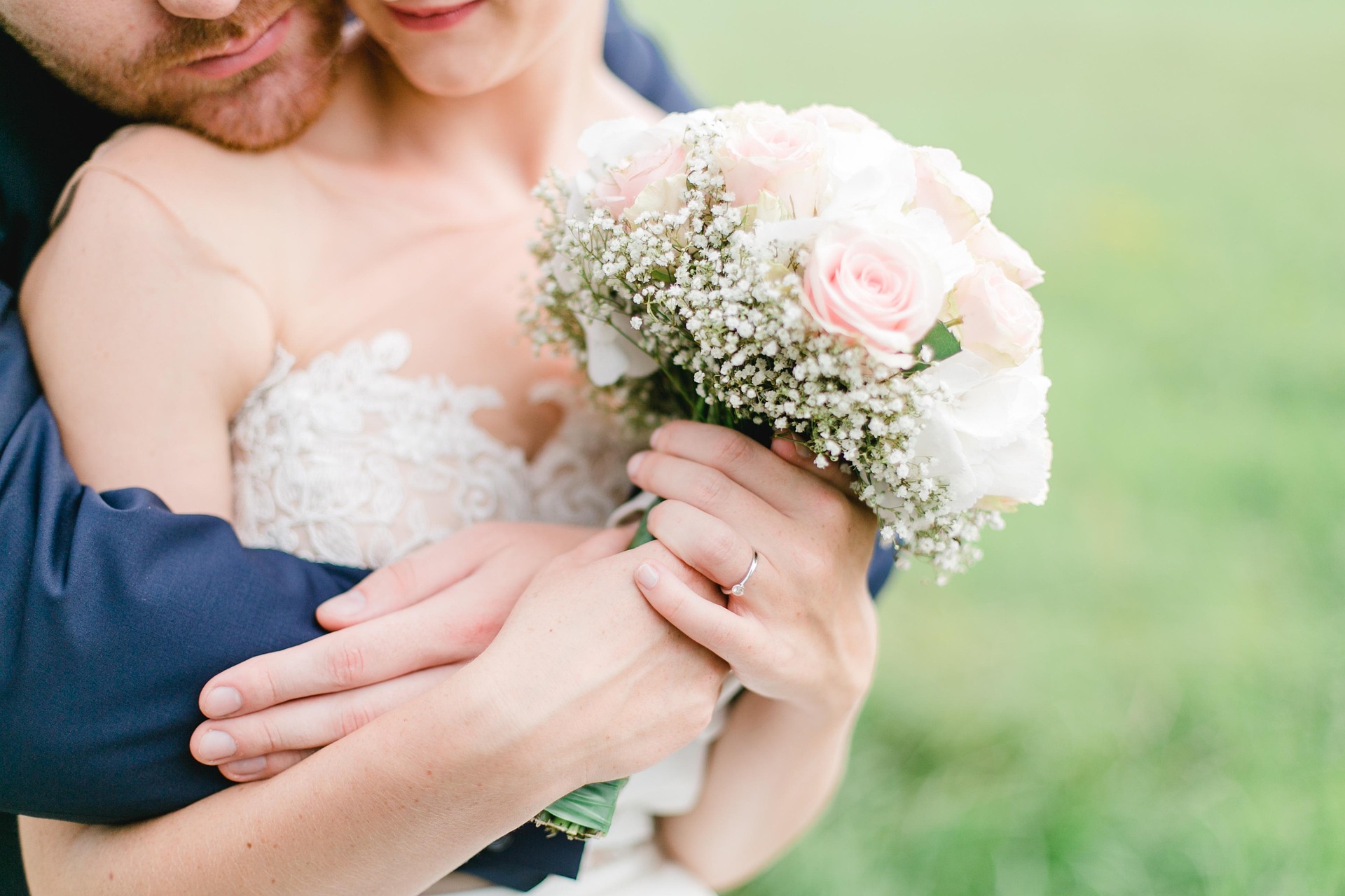 ¿Qué le puedo escribir a una tarjeta de boda?