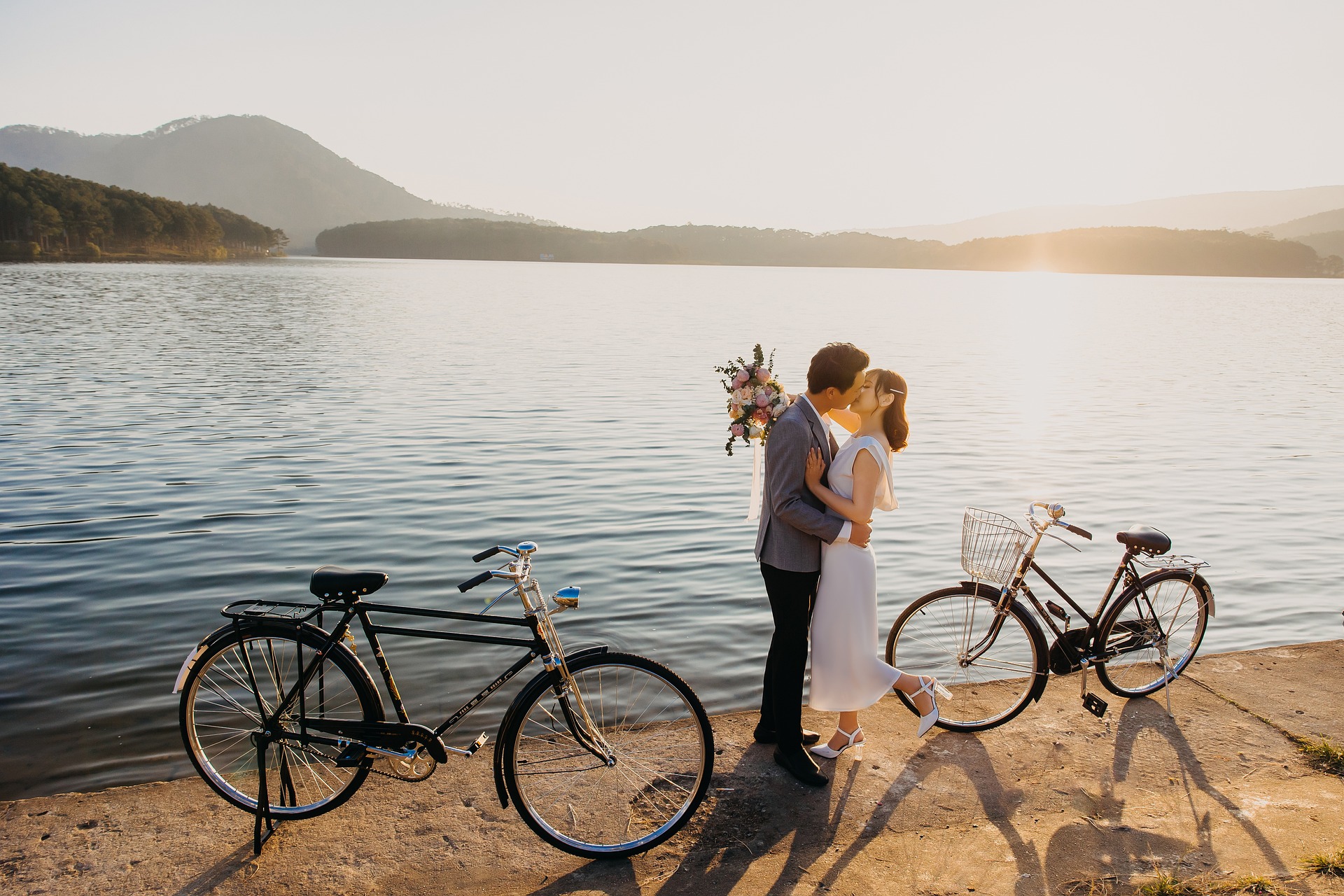 ¿Quién tiene que comprar los anillos de boda?