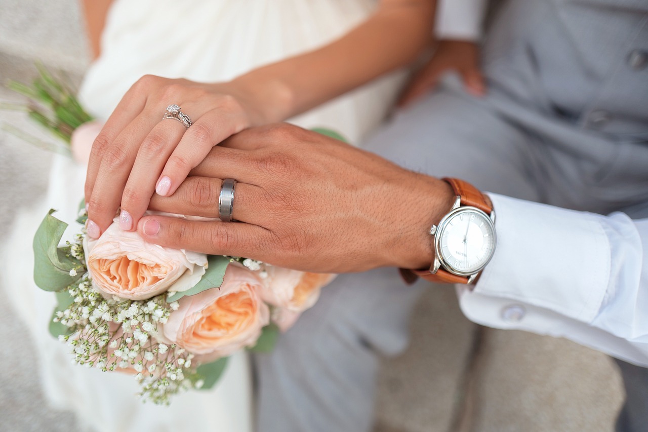 ¿Quién compra los anillos de boda el novio o la novia?