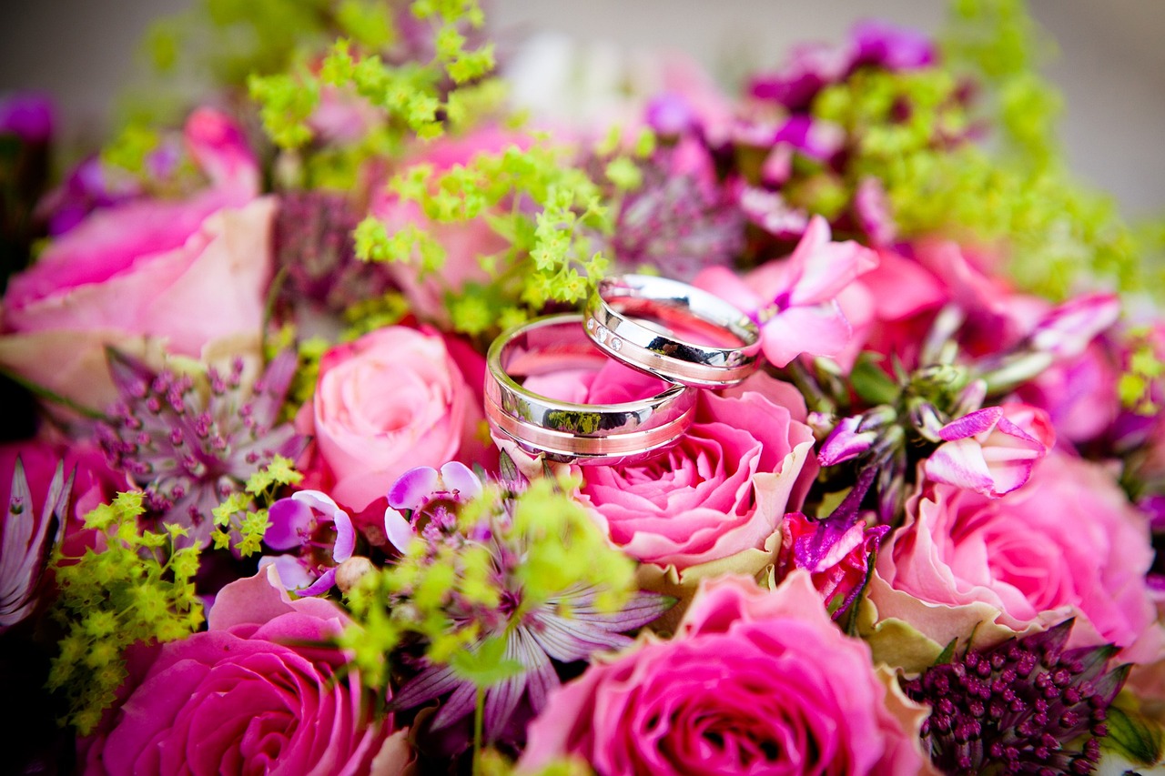 ¿Cómo hacer arreglos florales sencillos para boda?