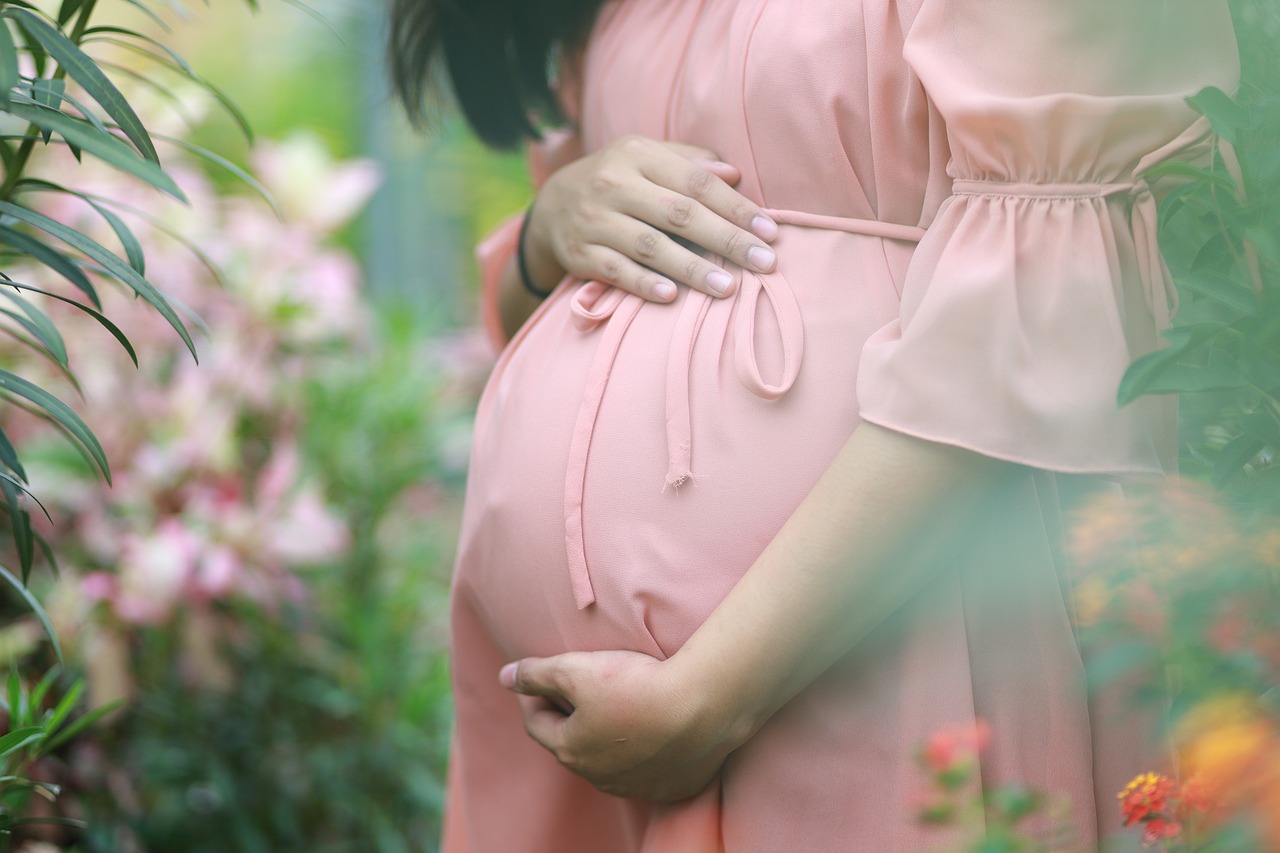 ¿Cómo vestir para una boda si estás embarazada?