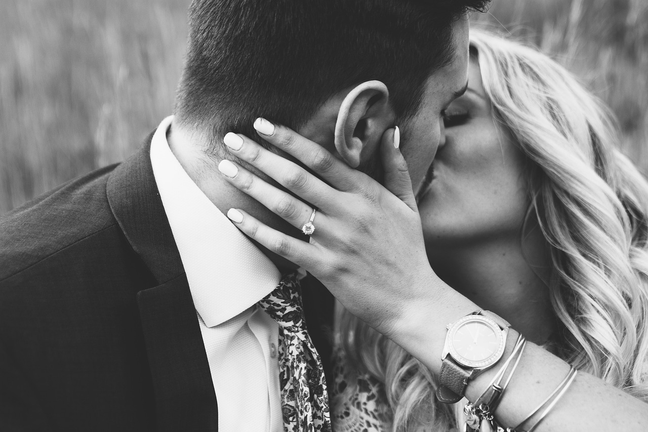 ¿Cuánto tiempo antes de la boda se da el anillo de compromiso?
