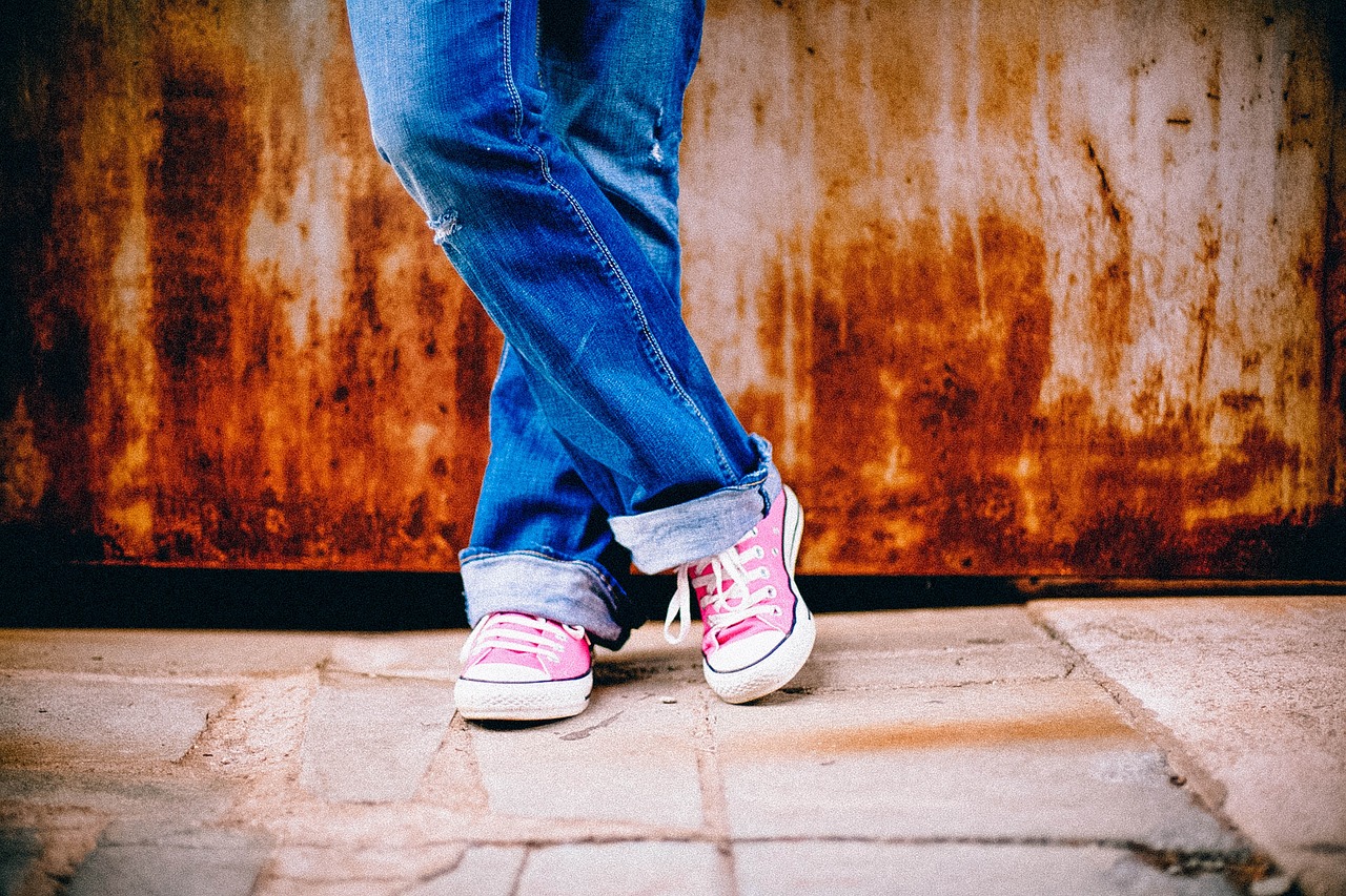 ¿Qué color de zapatos se puede utilizar con un vestido azul?