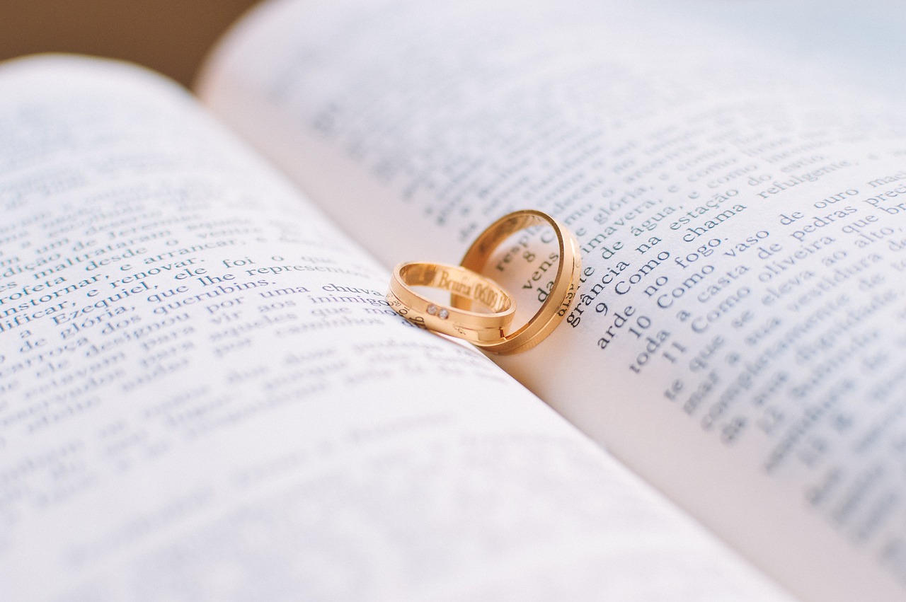 ¿Qué significan los tres anillos de matrimonio?