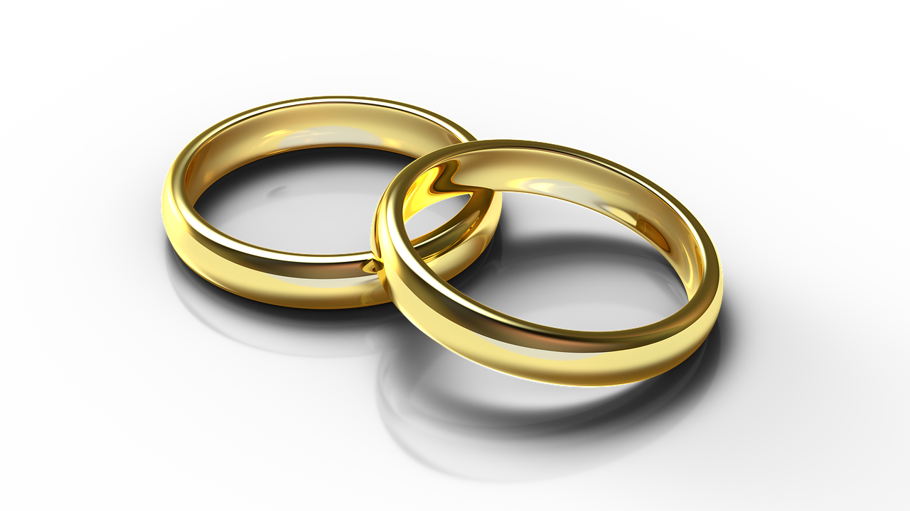 ¿Dónde se lleva los anillos de boda?