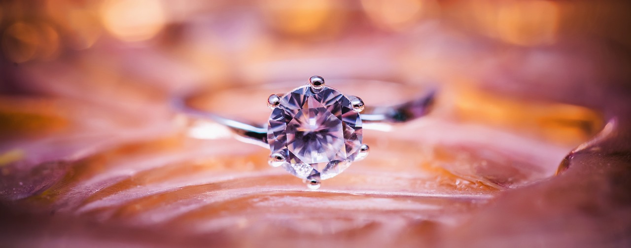 ¿Qué anillos se usan para proponer matrimonio?
