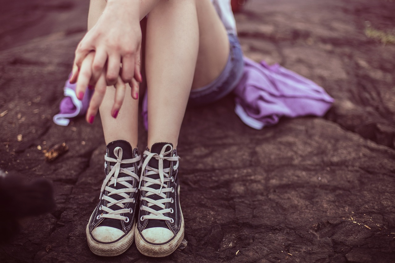 ¿Qué color de zapatos puedo usar para un vestido azul?