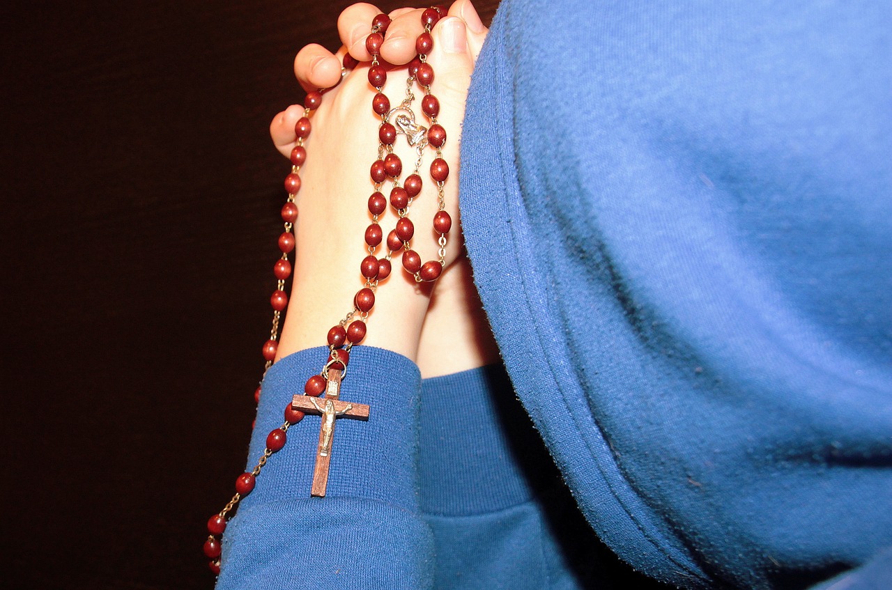 ¿Qué significado tiene el rosario en la boda?