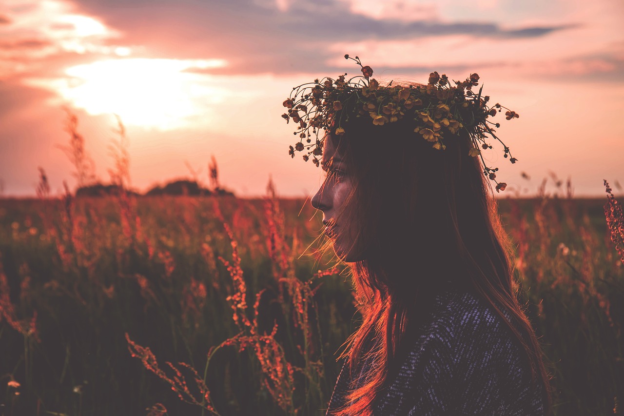 ¿Qué significado tiene la corona de flores en la cabeza?