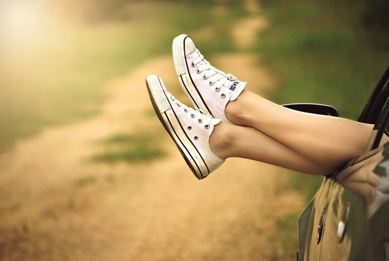 ¿Qué zapatos se pueden usar con un vestido rojo?