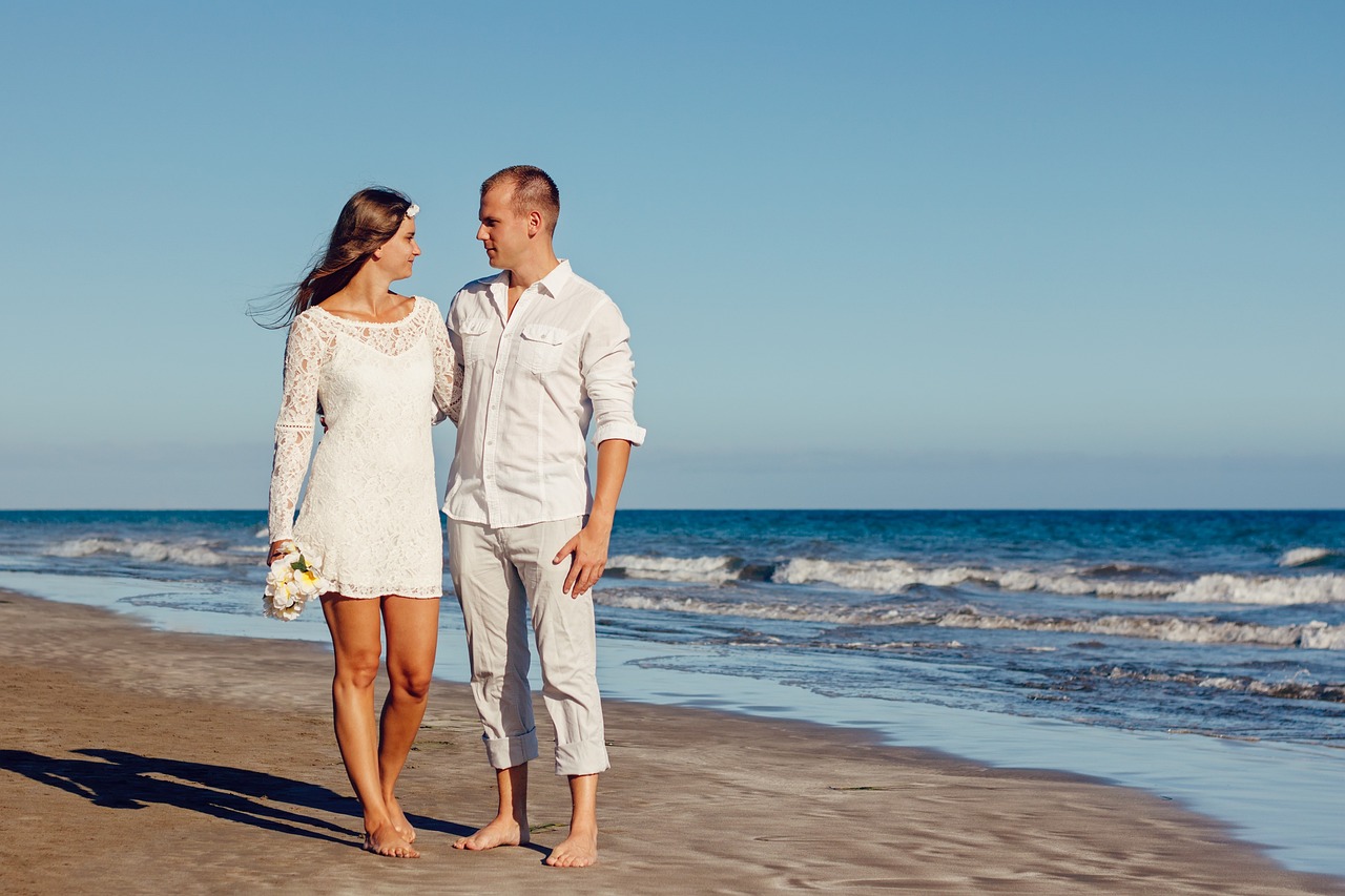 ¿Cómo se debe vestir para una boda en la playa?