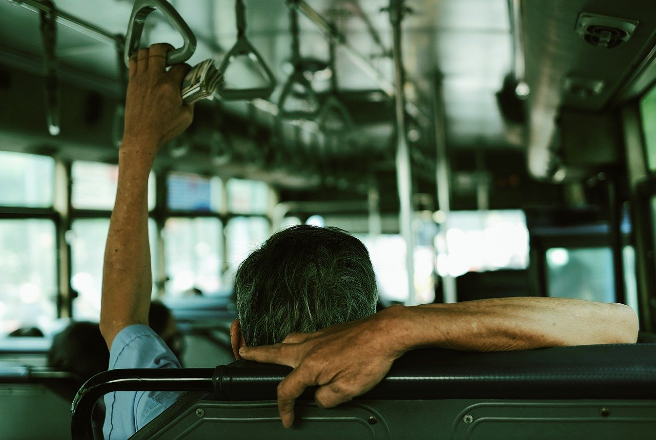 ¿Hay un servicio de autobús público desde el aeropuerto de Alicante a Benidorm?